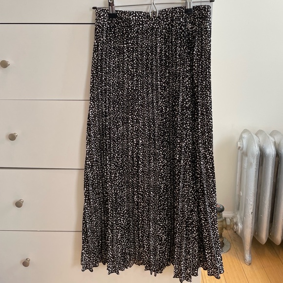 Black And White Animal Printed Pleated Lycra Long Skirt For Women